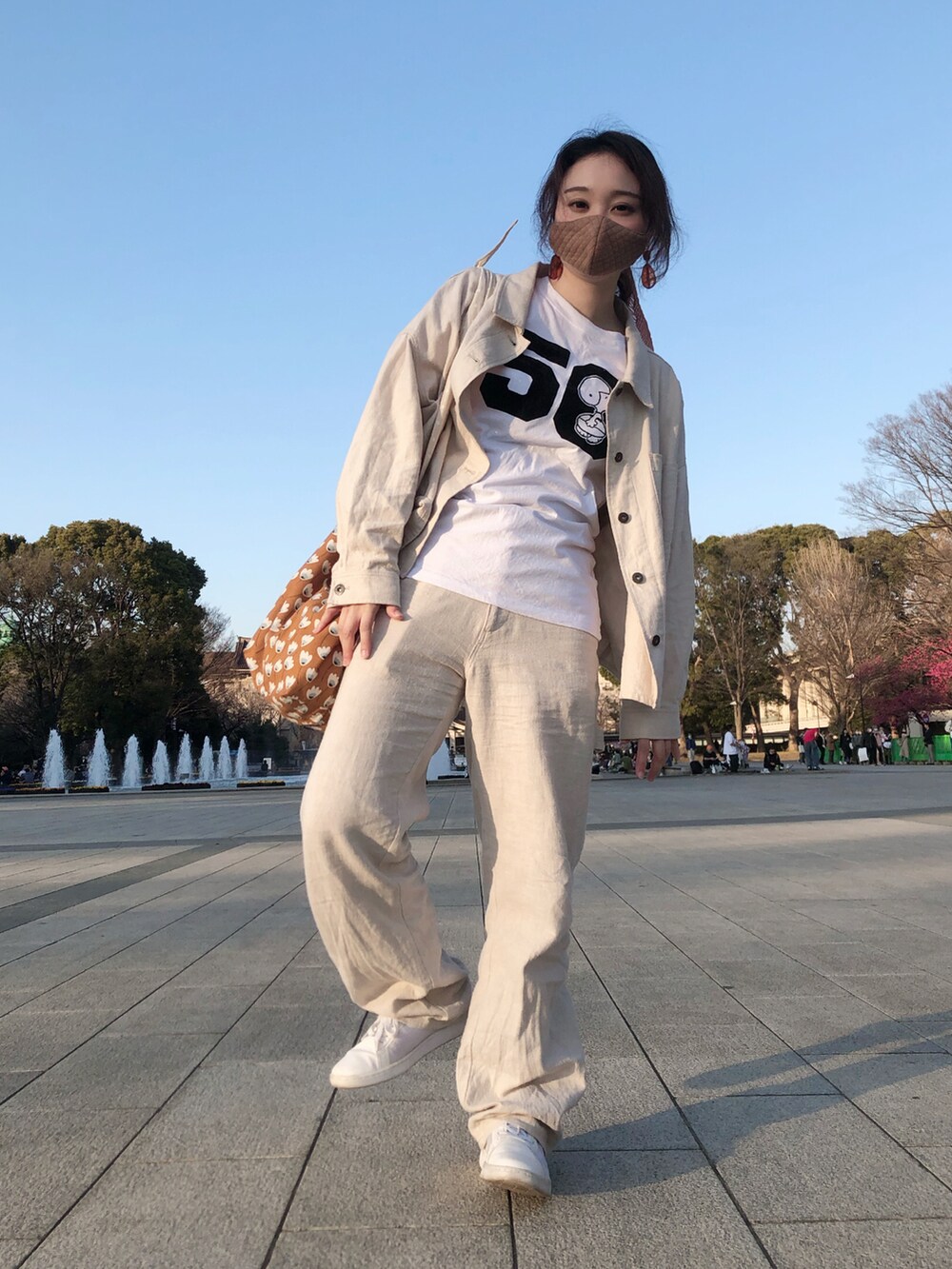 ホワイト系のミリタリージャケット、ホワイト系のTシャツ/カットソー、ホワイト系のその他パンツを着用したレディースの春コーディネートの2枚目の写真