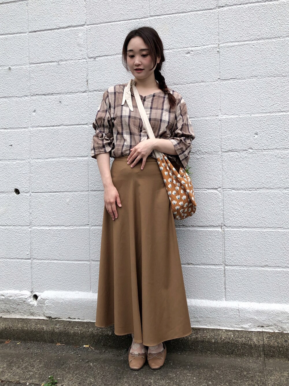 ブラウン系のスカート、ブラウン系のシャツ/ブラウス、ブラウン系のショルダーバッグを着用したレディースの夏コーディネートの3枚目の写真
