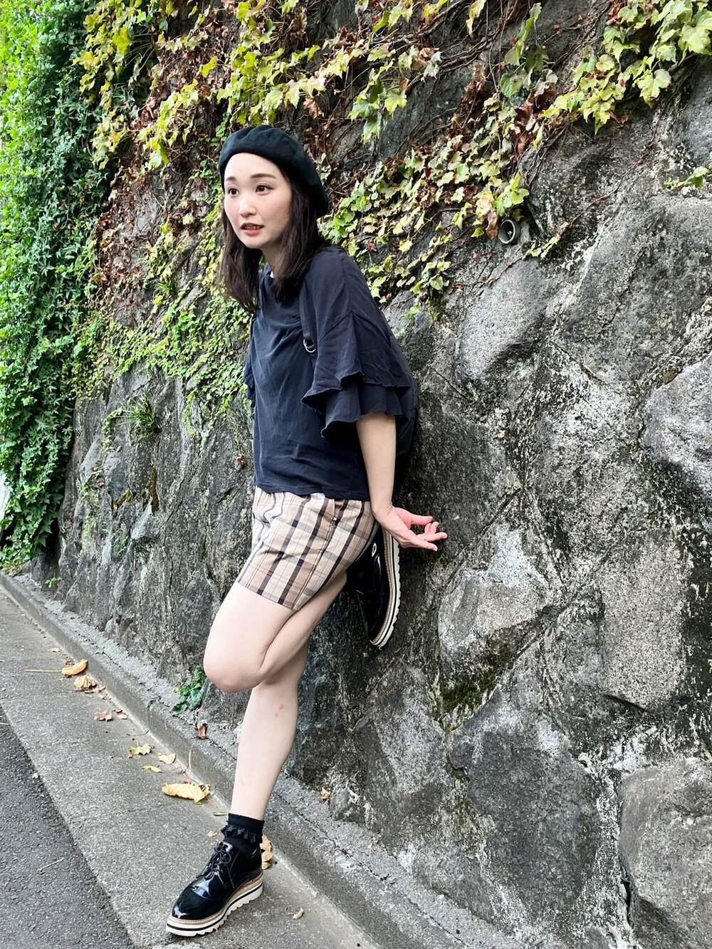 ブラック系のTシャツ/カットソー、ブラック系のバックパック/リュック、ブラウン系のその他パンツを着用したレディースの秋コーディネートの5枚目の写真