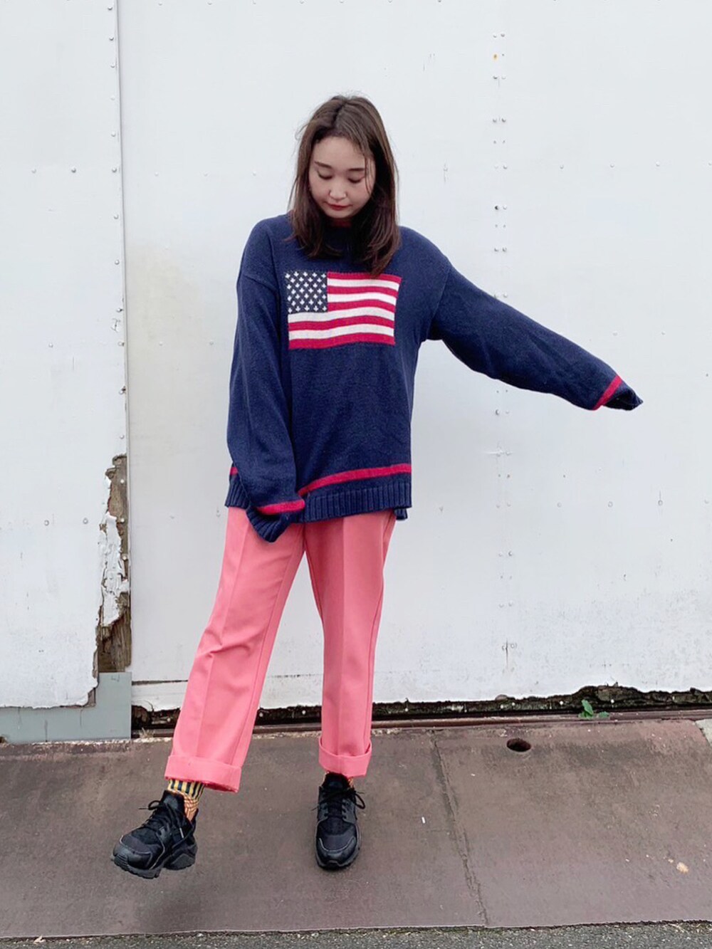 ブルー系のニット/セーター、ピンク系のパンツ、ブラック系のスニーカーを着用したレディースの秋コーディネートの4枚目の写真