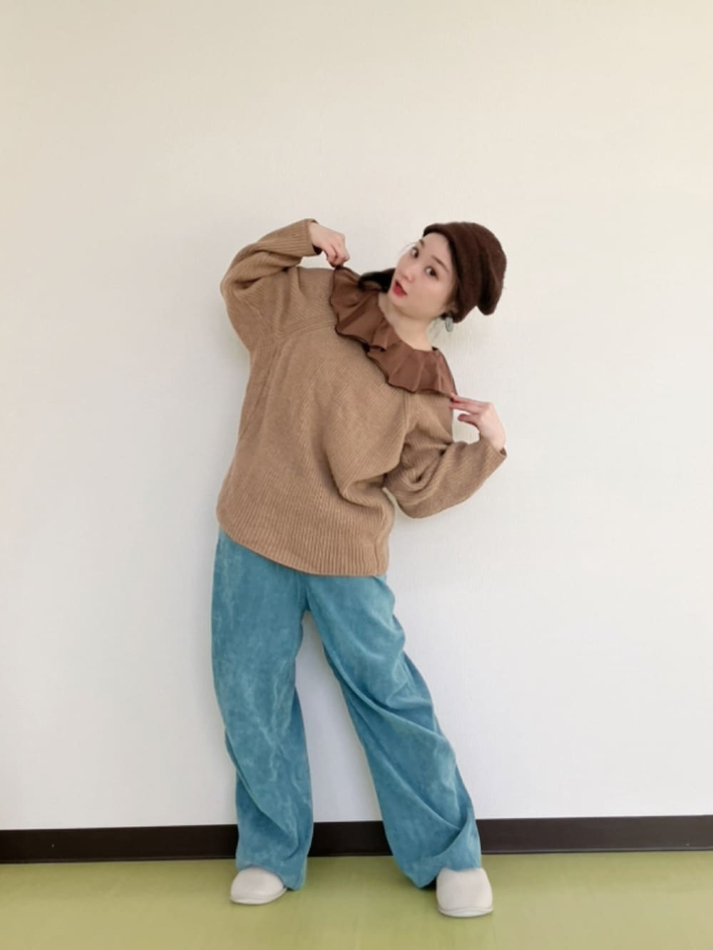 ブラウン系のブルゾン、ベージュ系のニット/セーター、ブラウン系のTシャツ/カットソーを着用したレディースの冬コーディネートの4枚目の写真