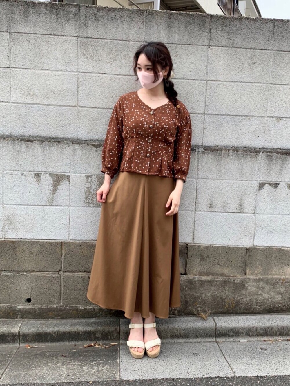 ブラウン系のスカート、ホワイト系のサンダル、ブラウン系のセットアップを着用したレディースの春コーディネートの2枚目の写真