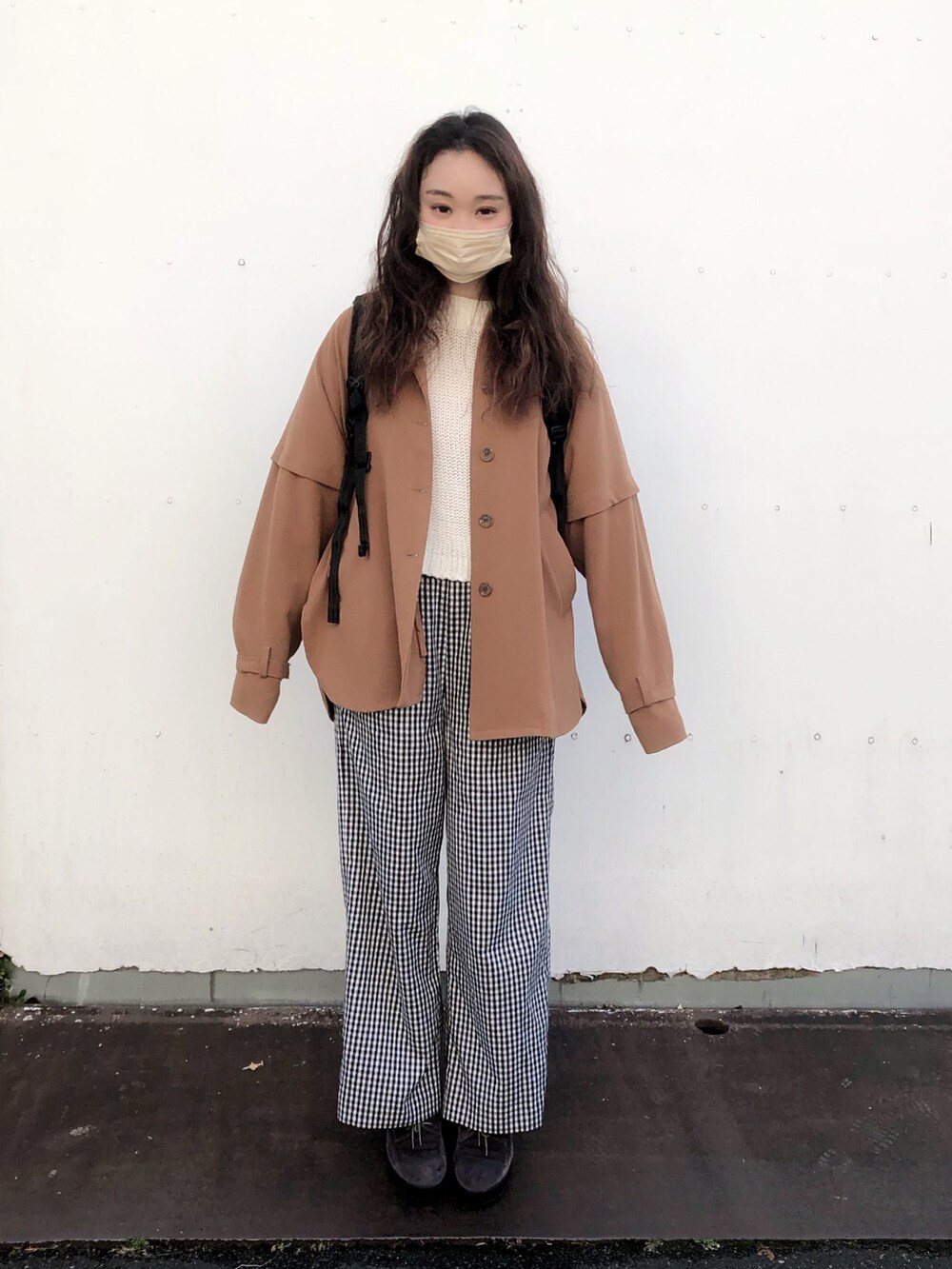 ブラウン系のブルゾン、ホワイト系のニット/セーター、その他のその他パンツを着用したレディースの春コーディネートの2枚目の写真