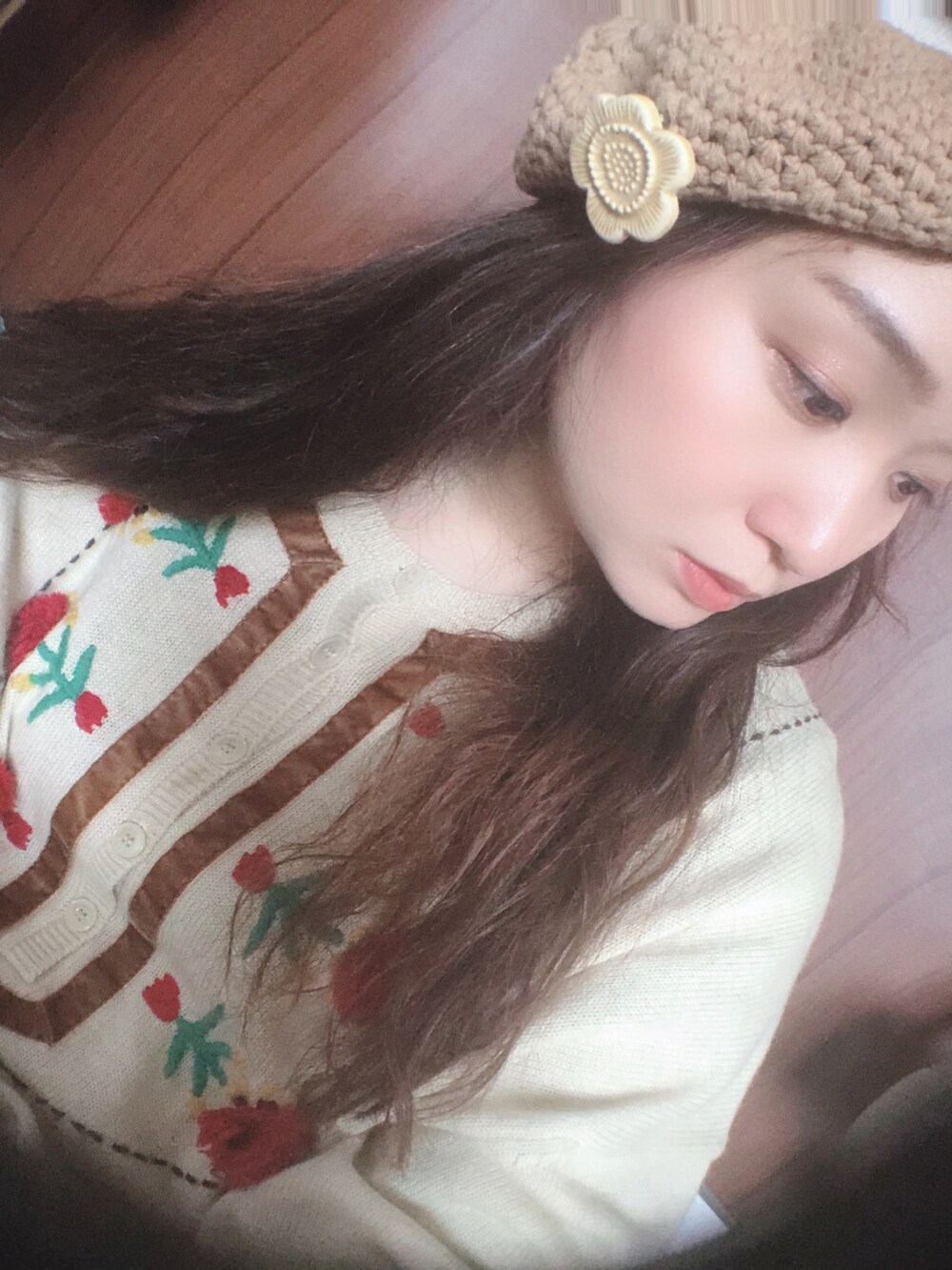 ベージュ系のブルゾン、ベージュ系のワンピース、グリーン系のパンツを着用したレディースの春コーディネートの4枚目の写真