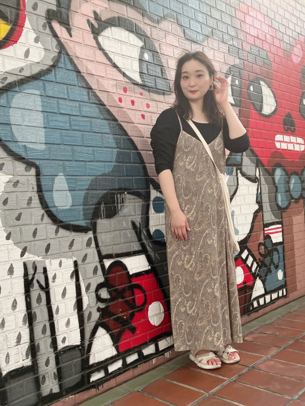 グレー系のワンピース、ブラック系のTシャツ/カットソー、ホワイト系のトートバッグを着用したレディースの秋コーディネートの5枚目の写真