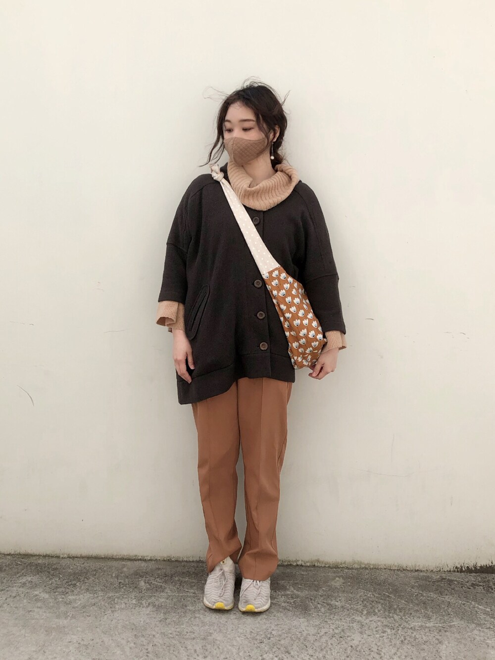 ブラウン系のパンツ、ブラウン系のショルダーバッグ、ブラウン系のその他アウターを着用したレディースの春コーディネートの2枚目の写真