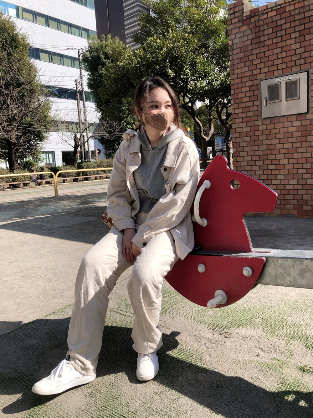 ホワイト系のその他パンツ、ホワイト系のミリタリージャケット、グレー系のパーカーを着用したレディースの春コーディネートの2枚目の写真