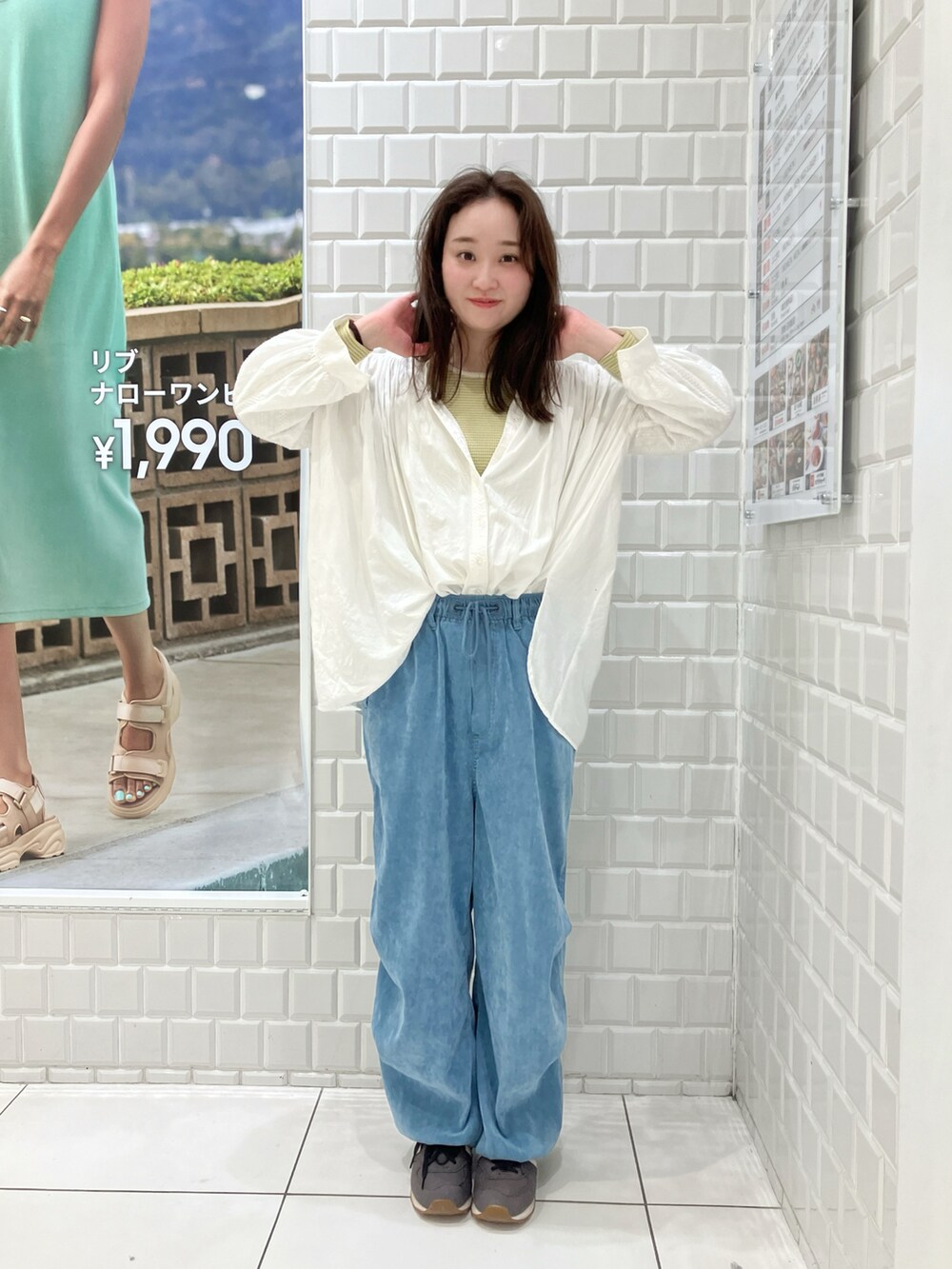 グリーン系のTシャツ/カットソー、ブルー系のその他パンツ、グレー系のスニーカーを着用したレディースの春コーディネートの2枚目の写真