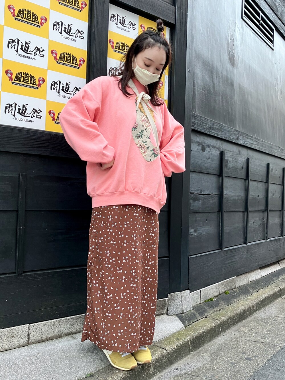 ピンク系のスウェット、ブラウン系のセットアップ、イエロー系のスニーカーを着用したレディースの秋コーディネートの5枚目の写真