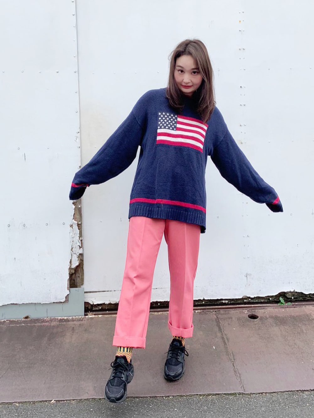 ブルー系のニット/セーター、ピンク系のパンツ、ブラック系のスニーカーを着用したレディースの秋コーディネートの3枚目の写真