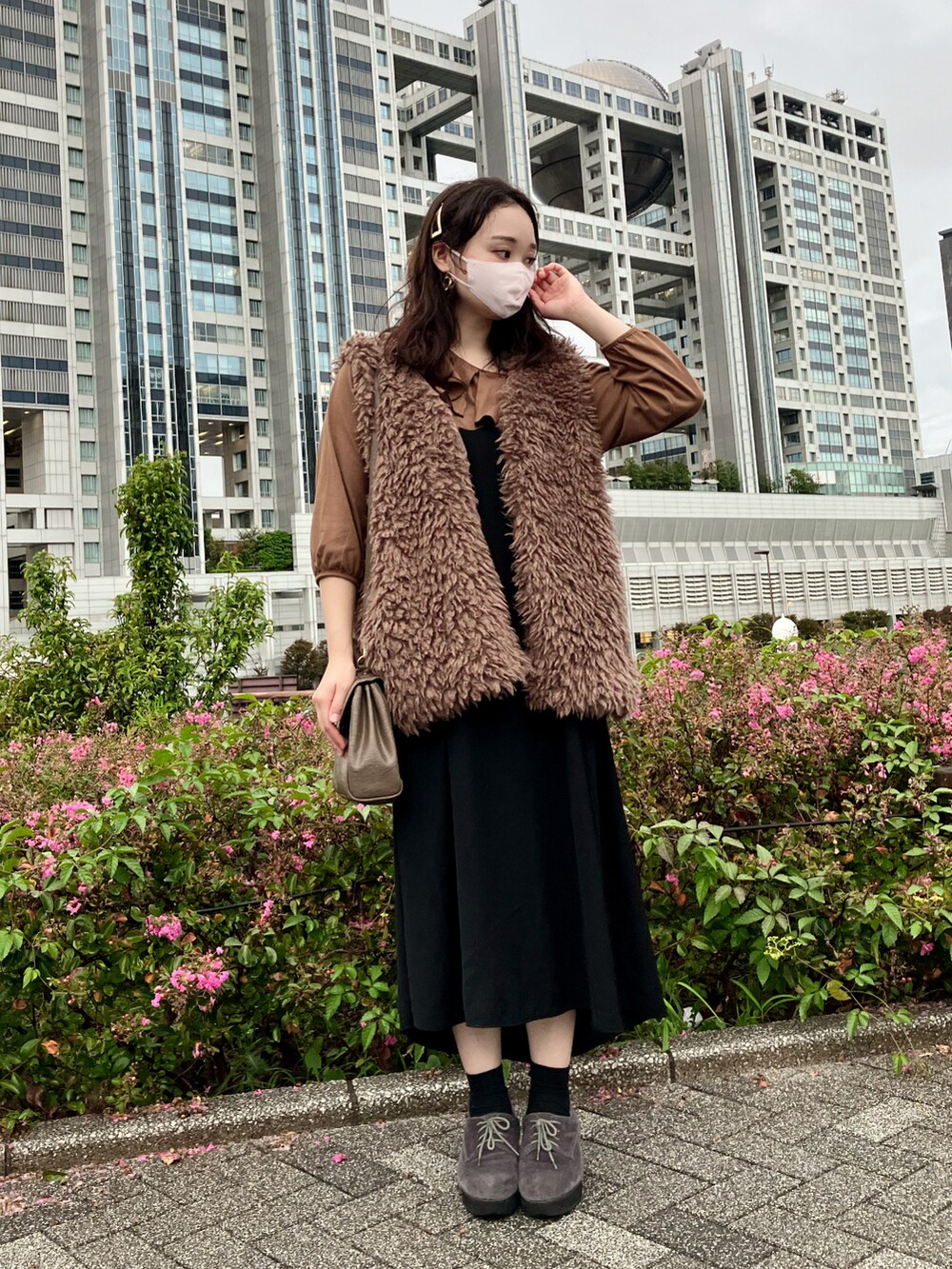 ブラウン系のベスト、ブラック系のワンピース、ブラウン系のシャツ/ブラウスを着用したレディースの秋コーディネートの2枚目の写真