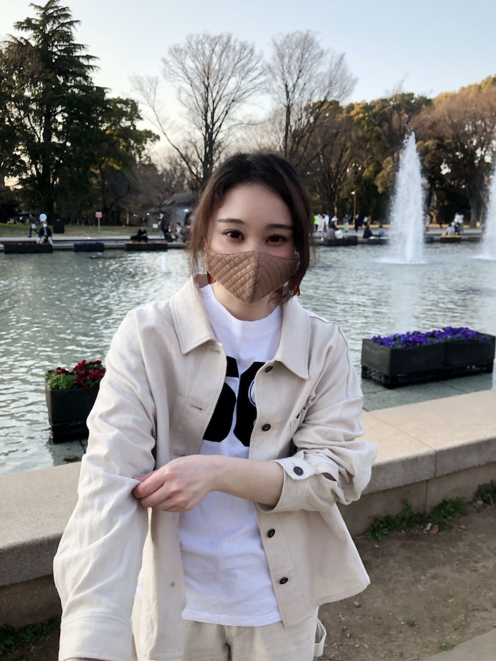 ホワイト系のミリタリージャケット、ホワイト系のTシャツ/カットソー、ホワイト系のその他パンツを着用したレディースの春コーディネートの5枚目の写真