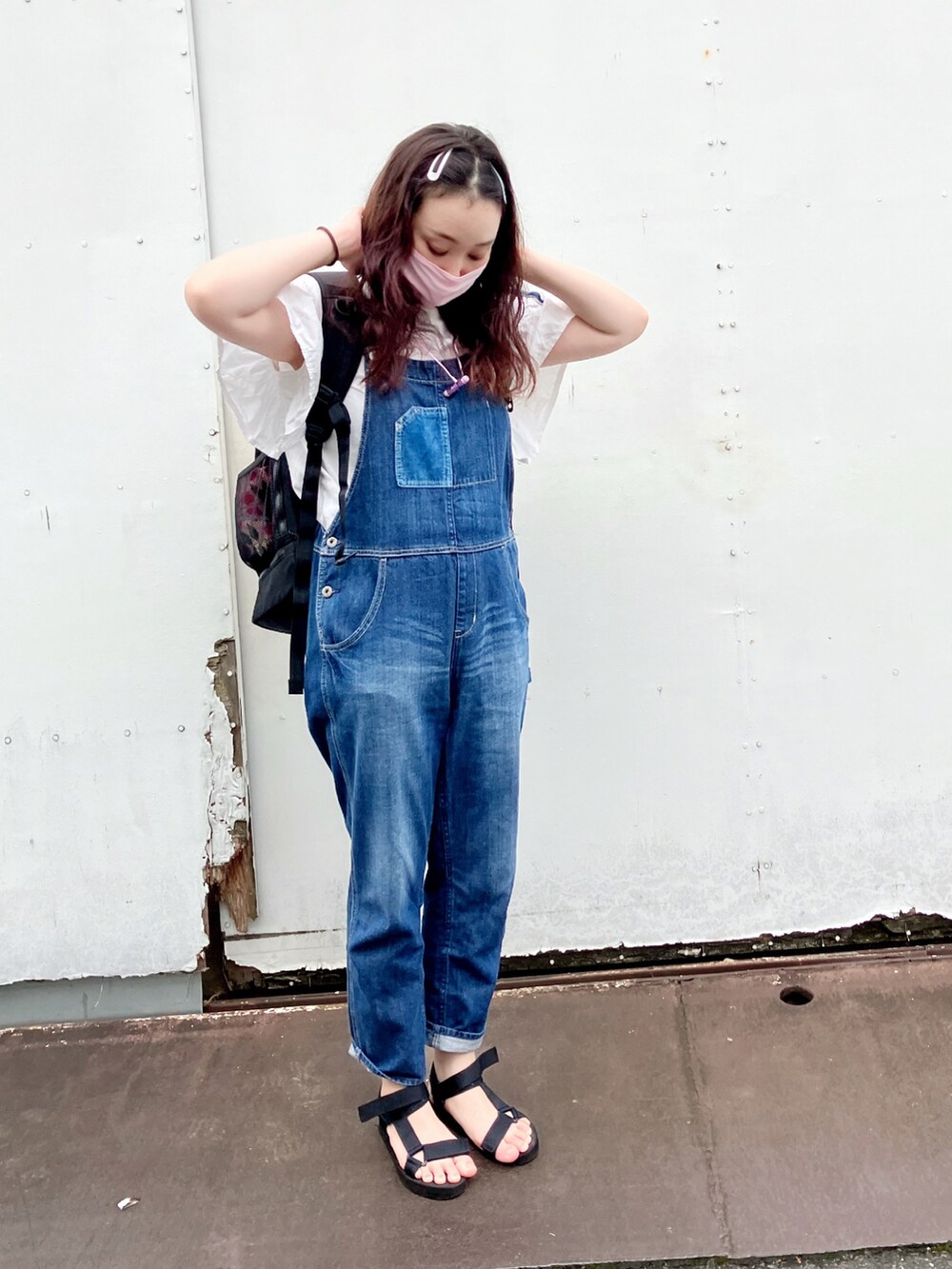 ホワイト系のTシャツ/カットソー、ブルー系のサロペット/オーバーオール、ブラック系のサンダルを着用したレディースの夏コーディネートの3枚目の写真