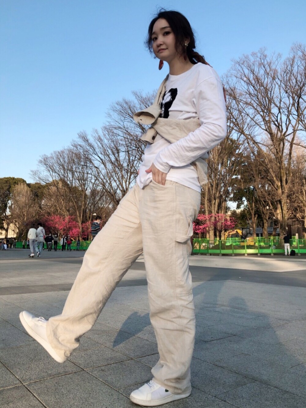 ホワイト系のミリタリージャケット、ホワイト系のTシャツ/カットソー、ホワイト系のその他パンツを着用したレディースの春コーディネートの3枚目の写真