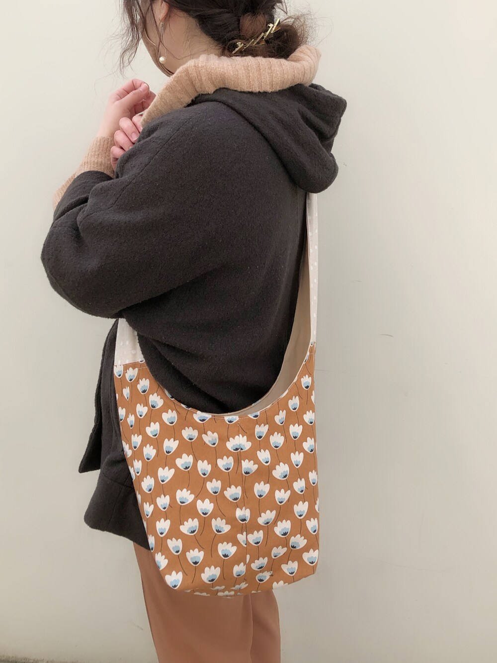 ブラウン系のパンツ、ブラウン系のショルダーバッグ、ブラウン系のその他アウターを着用したレディースの春コーディネートの4枚目の写真