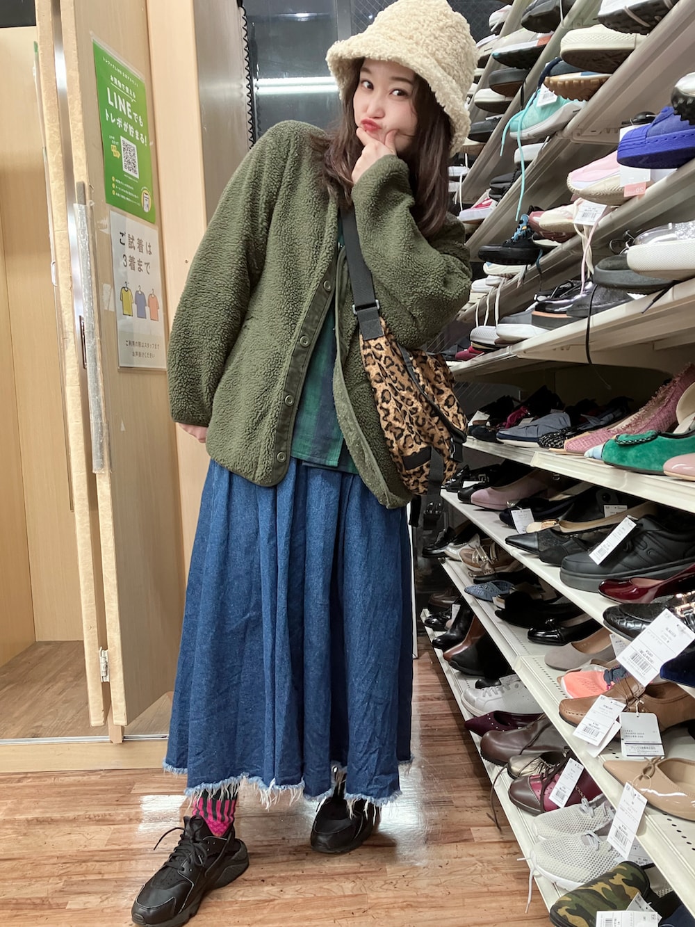 グリーン系のその他アウター、グリーン系のシャツ/ブラウス、ブラウン系のメッセンジャーバッグを着用したレディースの秋コーディネートの5枚目の写真