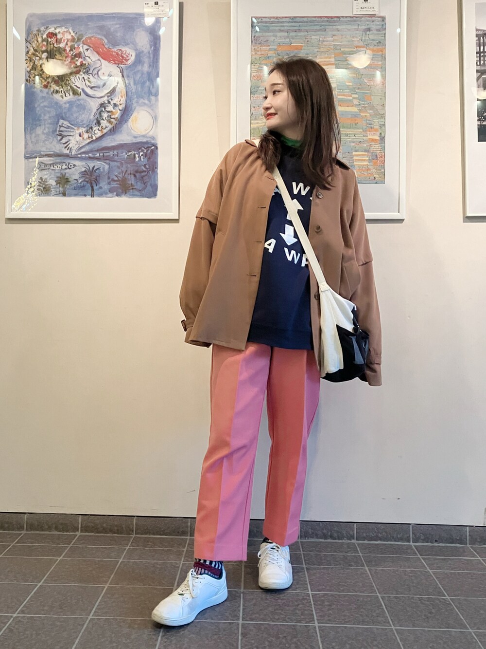 ブルー系のスウェット、ブラウン系のブルゾン、ピンク系のパンツを着用したレディースの冬コーディネートの2枚目の写真