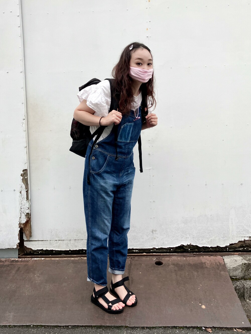ホワイト系のTシャツ/カットソー、ブルー系のサロペット/オーバーオール、ブラック系のサンダルを着用したレディースの夏コーディネートの2枚目の写真