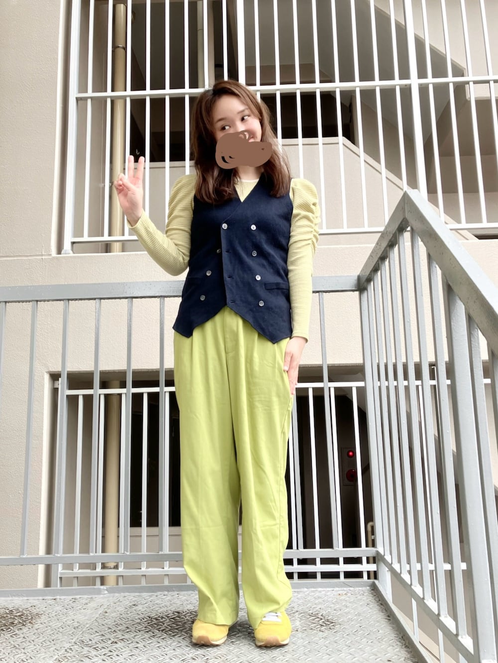 ブルー系のベスト、グリーン系のTシャツ/カットソー、グリーン系のスラックスを着用したレディースの夏コーディネートの2枚目の写真