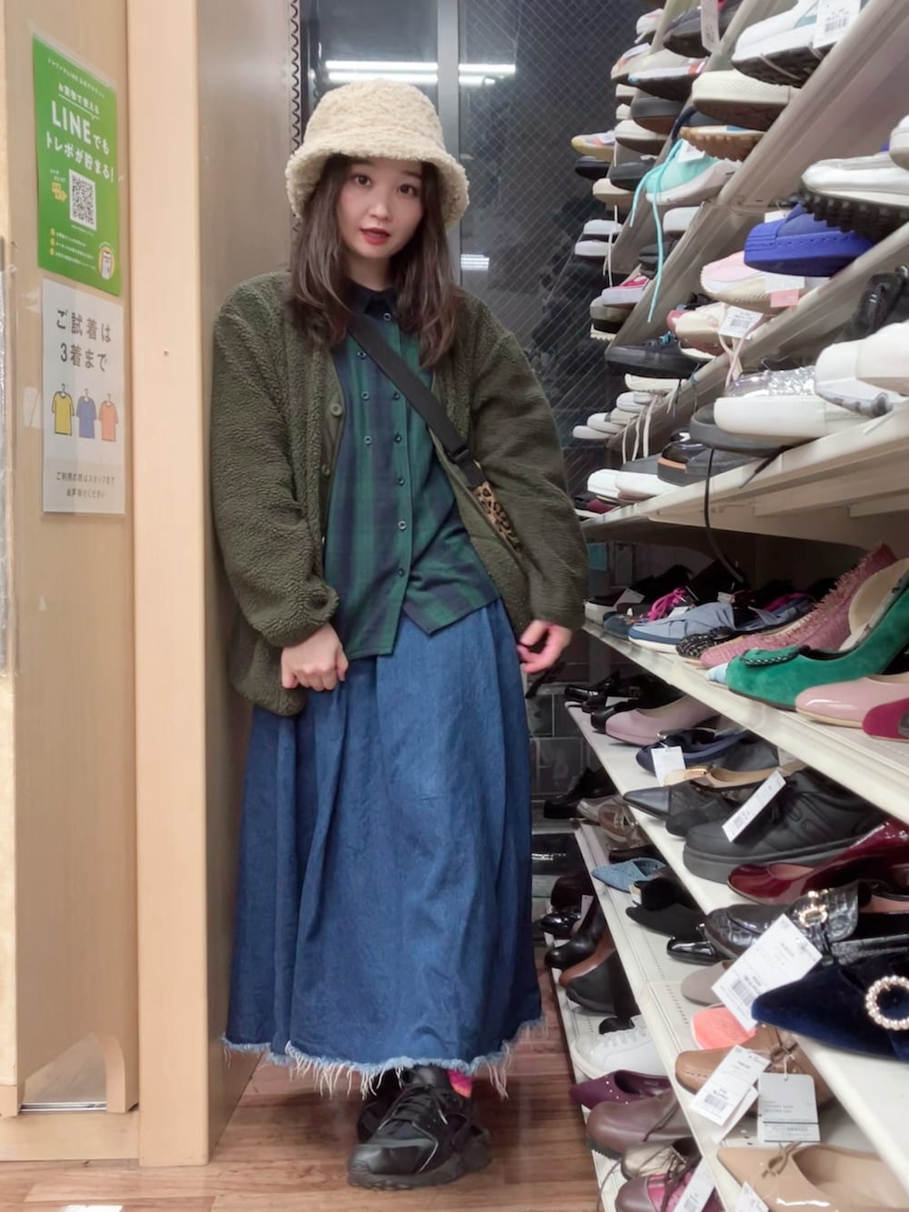 グリーン系のその他アウター、グリーン系のシャツ/ブラウス、ブラウン系のメッセンジャーバッグを着用したレディースの秋コーディネートの2枚目の写真