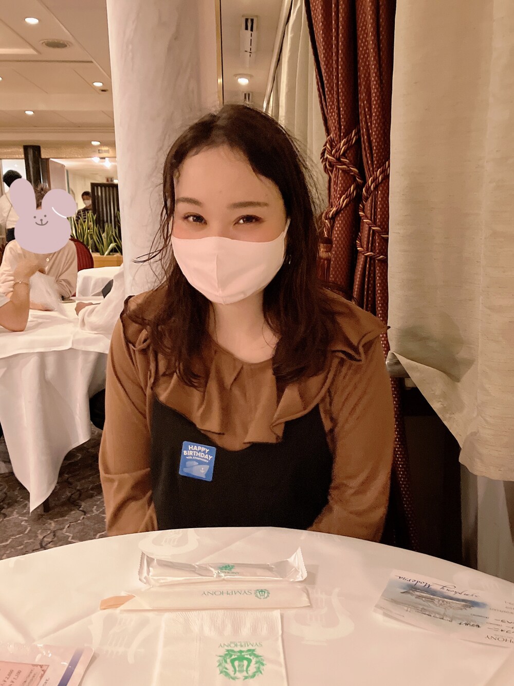 ブラウン系のベスト、ブラック系のワンピース、ブラウン系のシャツ/ブラウスを着用したレディースの秋コーディネートの4枚目の写真