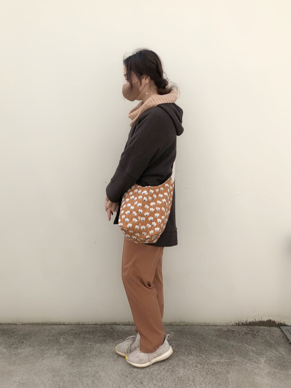 ブラウン系のパンツ、ブラウン系のショルダーバッグ、ブラウン系のその他アウターを着用したレディースの春コーディネートの3枚目の写真