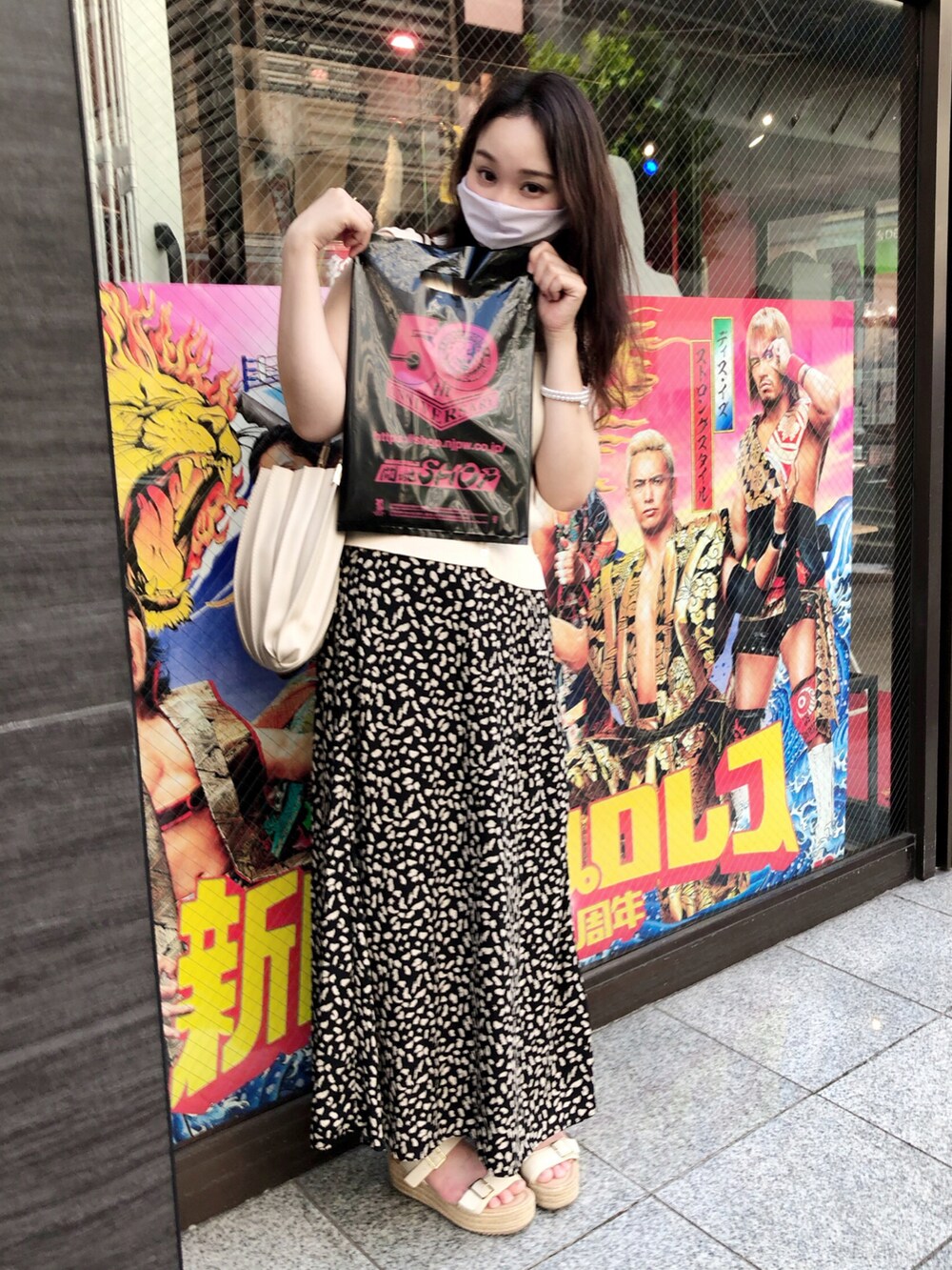 ベージュ系のタンクトップ、ブラック系のスカート、ホワイト系のサンダルを着用したレディースの夏コーディネートの3枚目の写真