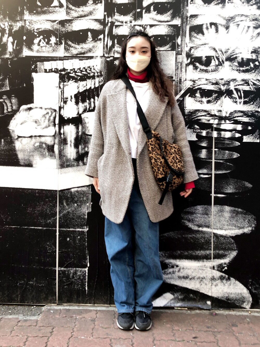 グレー系のジャケット/アウター、ホワイト系のTシャツ/カットソー、レッド系のニット/セーターを着用したレディースの冬コーディネートの5枚目の写真