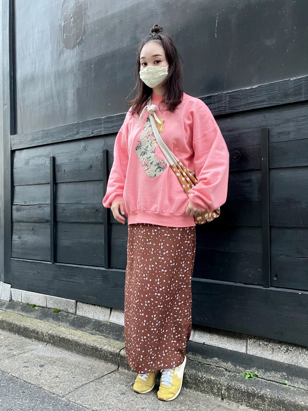 ピンク系のスウェット、ブラウン系のセットアップ、イエロー系のスニーカーを着用したレディースの秋コーディネートの4枚目の写真