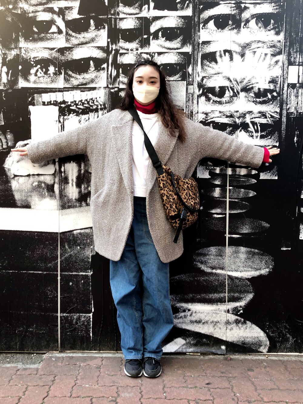 グレー系のジャケット/アウター、ホワイト系のTシャツ/カットソー、レッド系のニット/セーターを着用したレディースの冬コーディネートの2枚目の写真