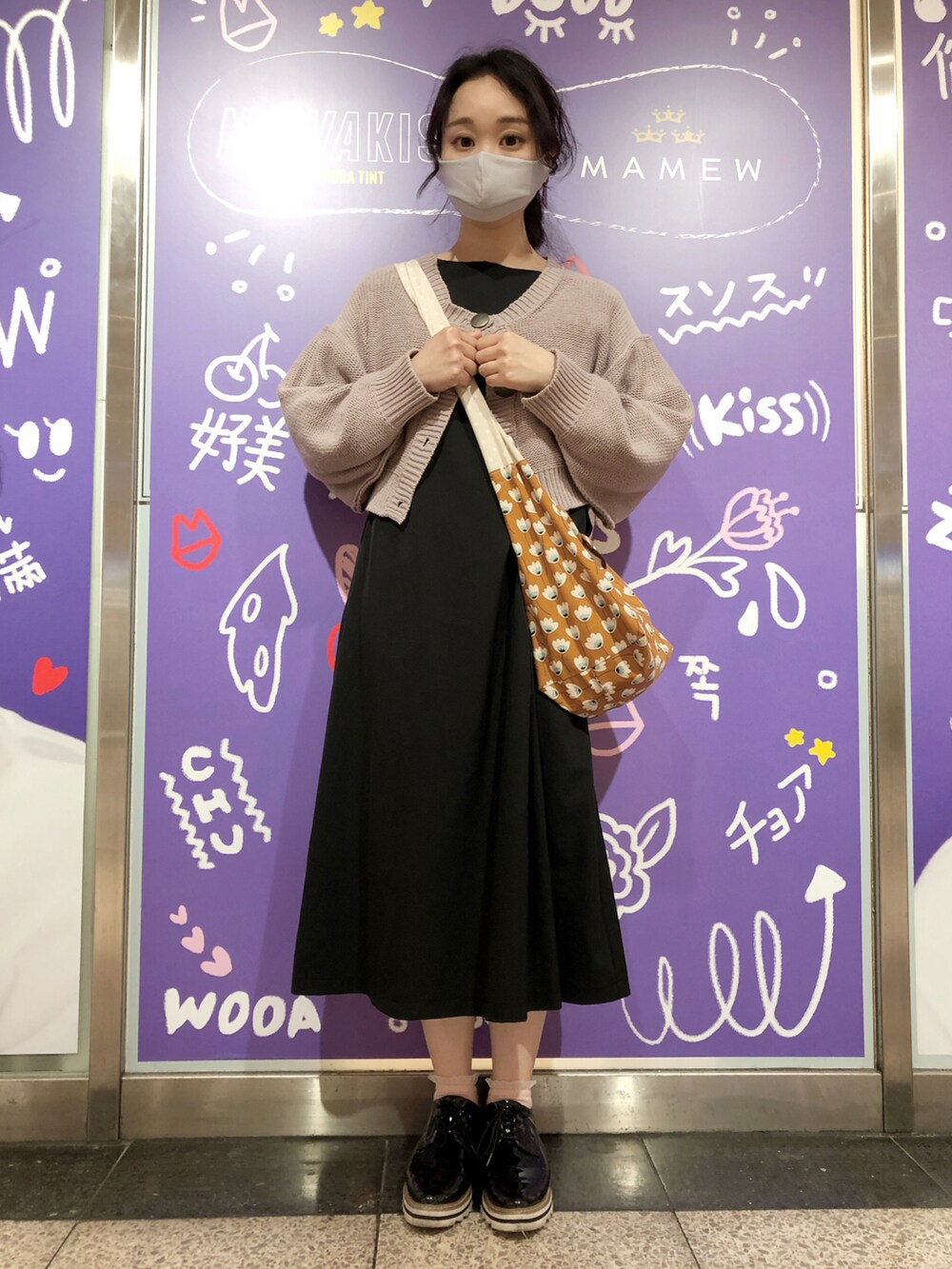 パープル系のカーディガン/ボレロ、ブラック系のワンピース、ブラウン系のショルダーバッグを着用したレディースの春コーディネートの3枚目の写真