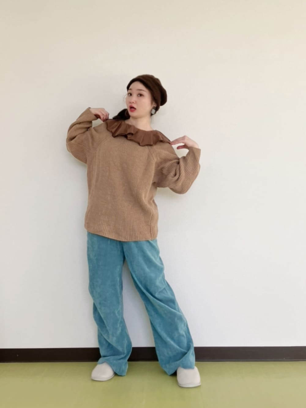 ブラウン系のブルゾン、ベージュ系のニット/セーター、ブラウン系のTシャツ/カットソーを着用したレディースの冬コーディネートの3枚目の写真