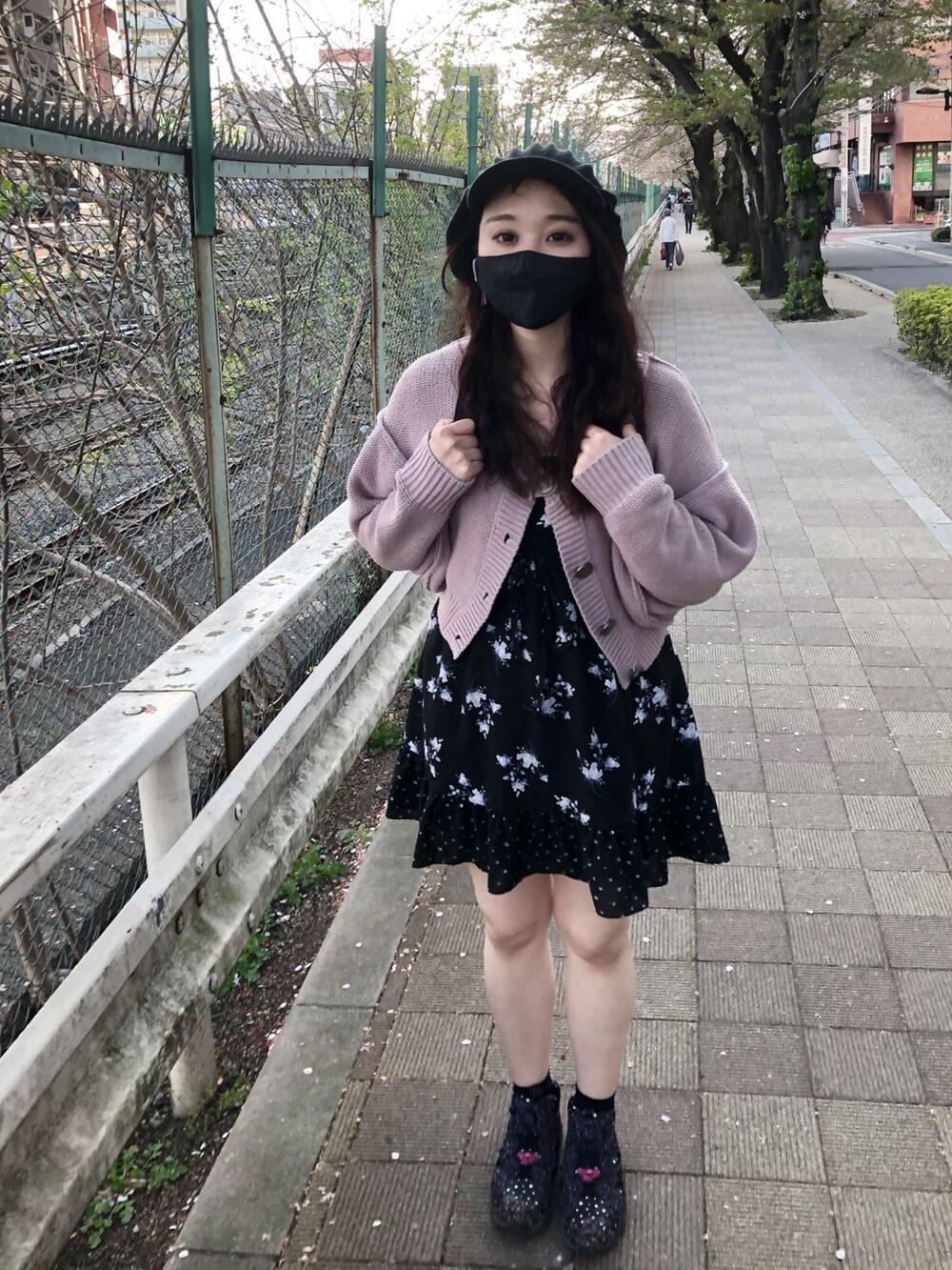 パープル系のカーディガン/ボレロ、ブラック系のワンピース、ブラック系のスニーカーを着用したレディースの春コーディネートの3枚目の写真