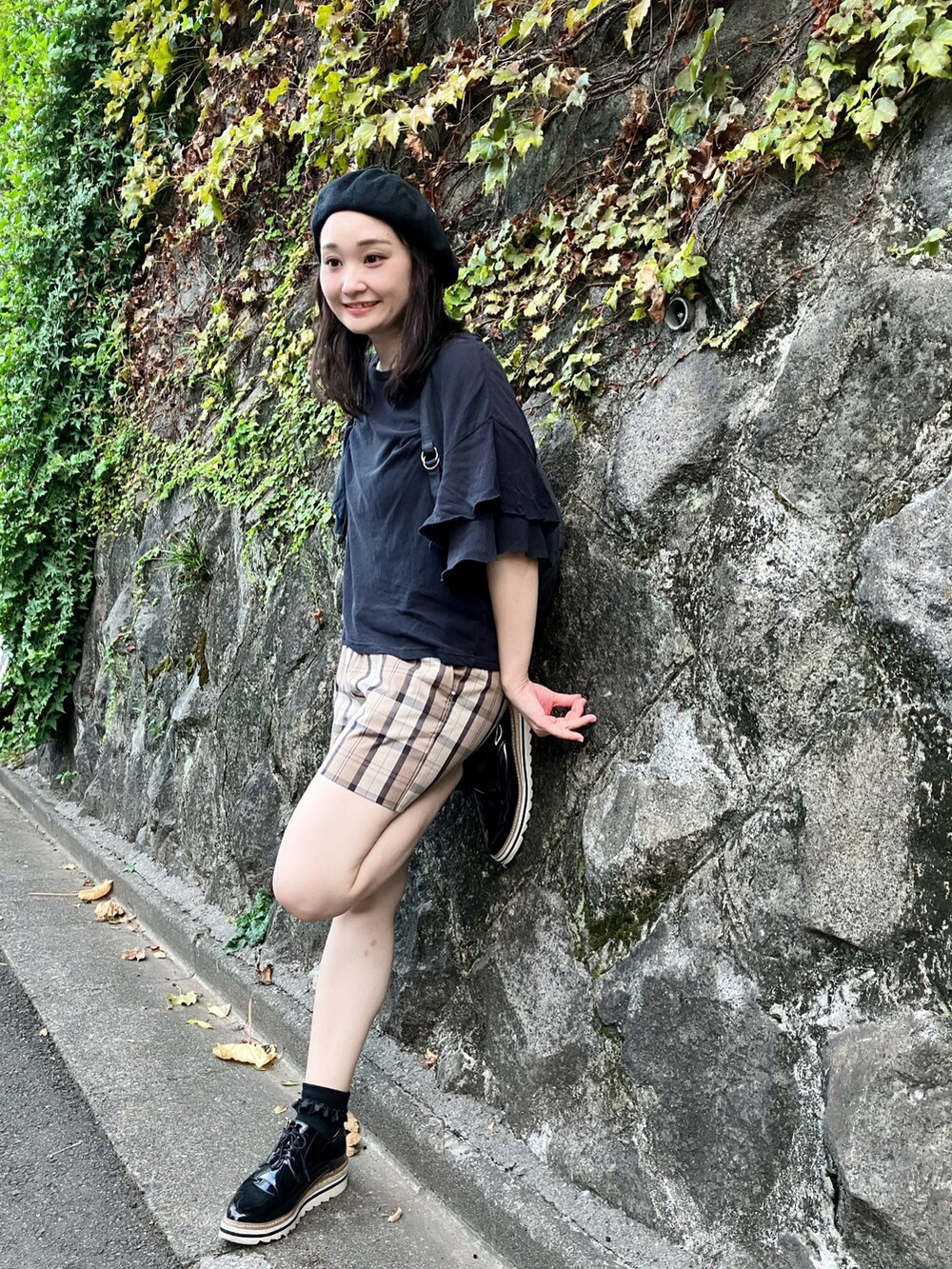 ブラック系のTシャツ/カットソー、ブラック系のバックパック/リュック、ブラウン系のその他パンツを着用したレディースの秋コーディネートの4枚目の写真