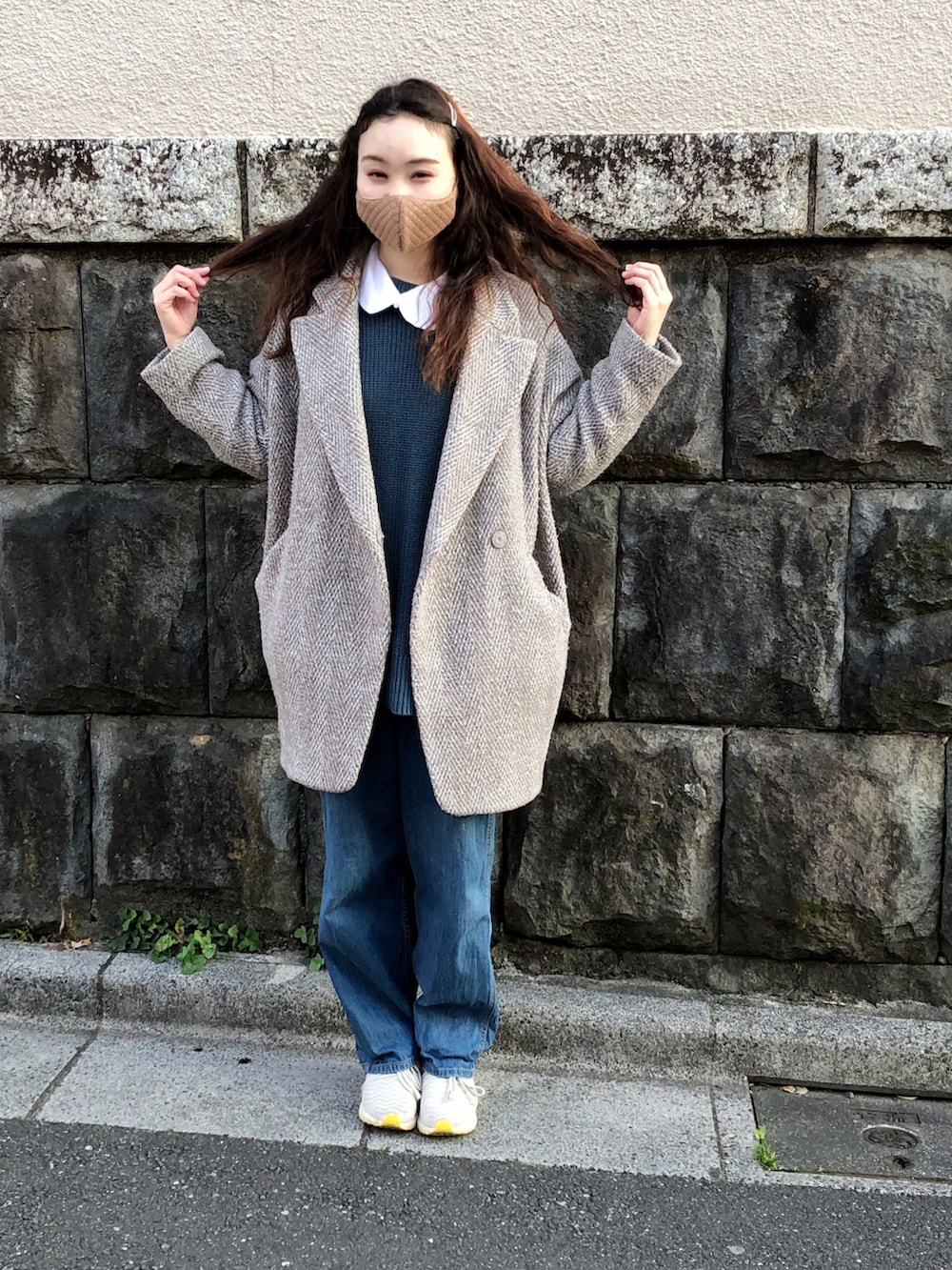 ブルー系のニット/セーター、ブルー系のデニムパンツ、グレー系のスニーカーを着用したレディースの冬コーディネートの3枚目の写真