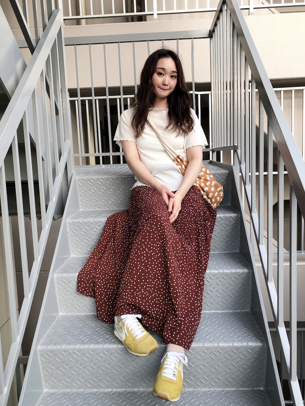 ホワイト系のTシャツ/カットソー、ブラウン系のスカート、ブラウン系のショルダーバッグを着用したレディースの夏コーディネートの2枚目の写真