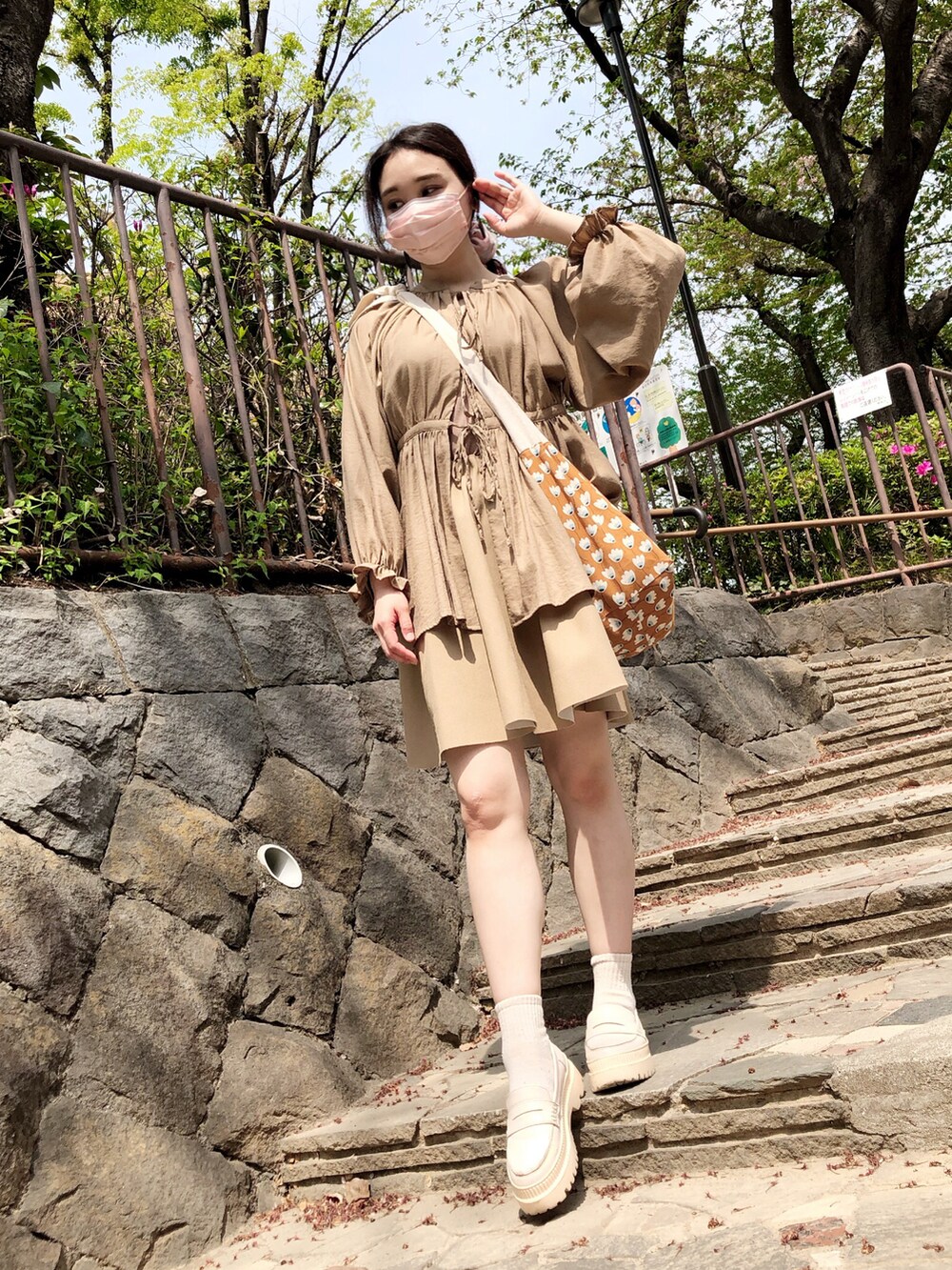 ブラウン系のシャツ/ブラウス、ブラウン系のショルダーバッグ、ベージュ系のスカートを着用したレディースの春コーディネートの3枚目の写真