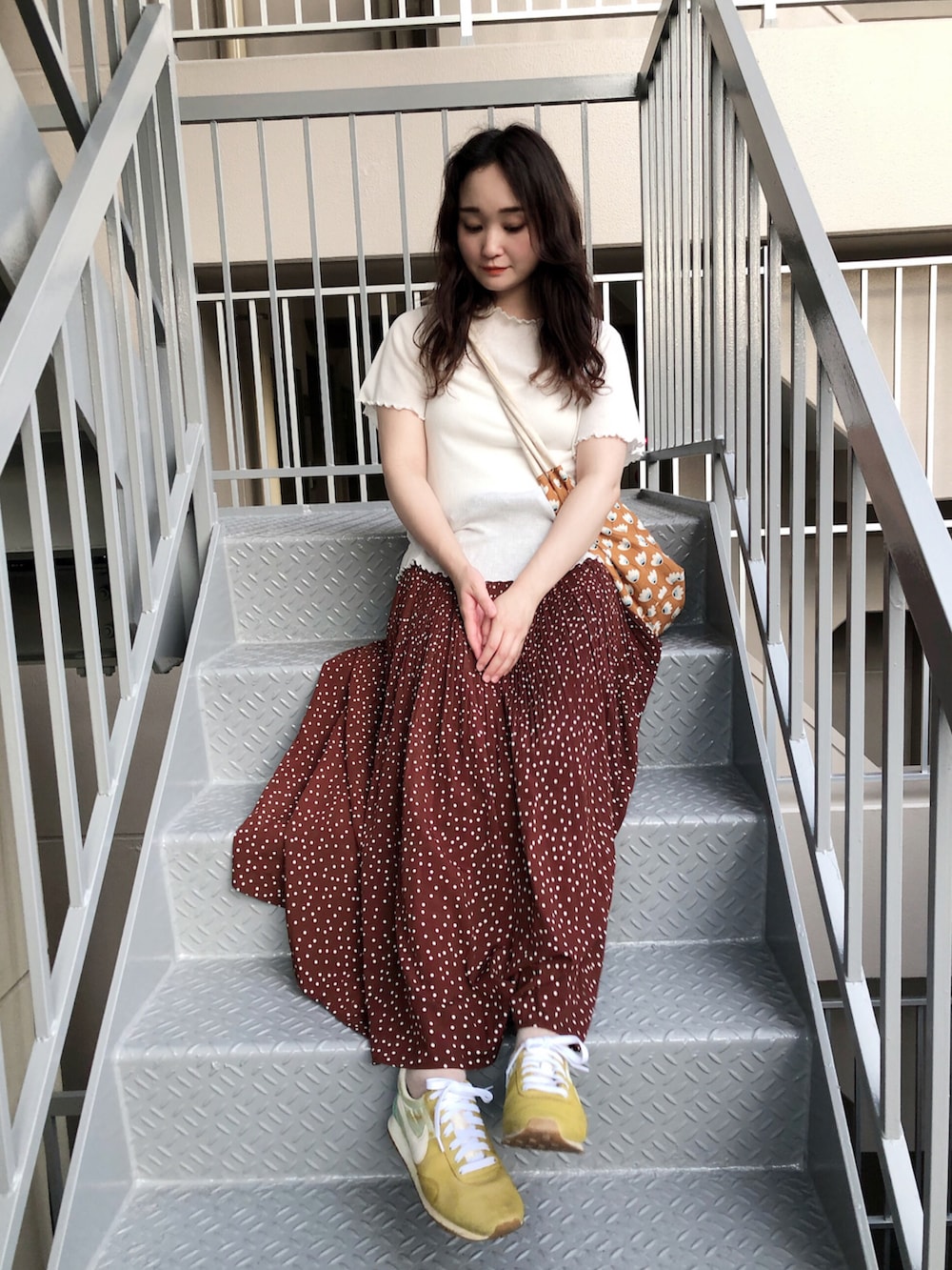 ホワイト系のTシャツ/カットソー、ブラウン系のスカート、ブラウン系のショルダーバッグを着用したレディースの夏コーディネートの3枚目の写真