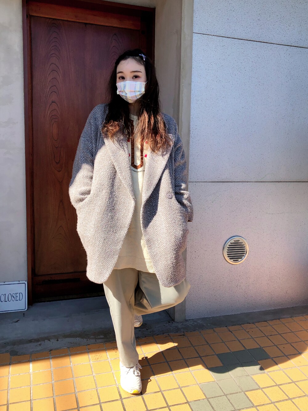 グレー系のジャケット/アウター、グリーン系のパンツ、グレー系のスニーカーを着用したレディースの冬コーディネートの3枚目の写真