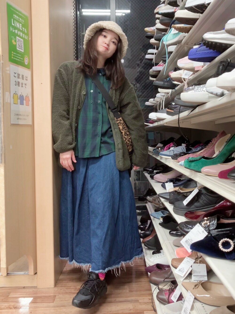 グリーン系のその他アウター、グリーン系のシャツ/ブラウス、ブラウン系のメッセンジャーバッグを着用したレディースの秋コーディネートの3枚目の写真