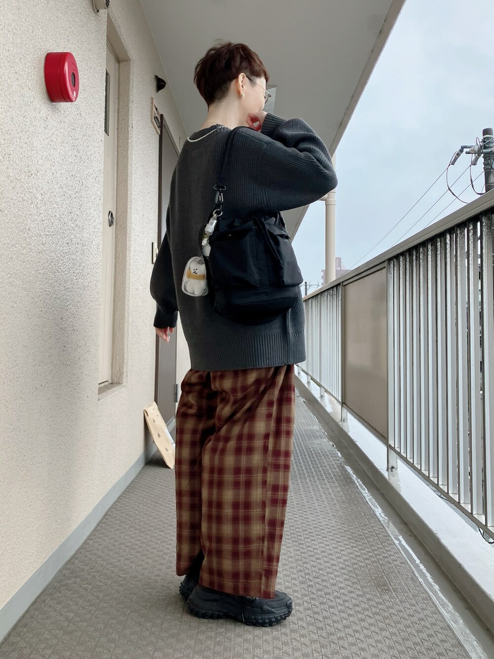 ブラウン系のその他パンツ、グレー系のカーディガン/ボレロ、ベージュ系のTシャツ/カットソーを着用したレディースの秋コーディネートの2枚目の写真