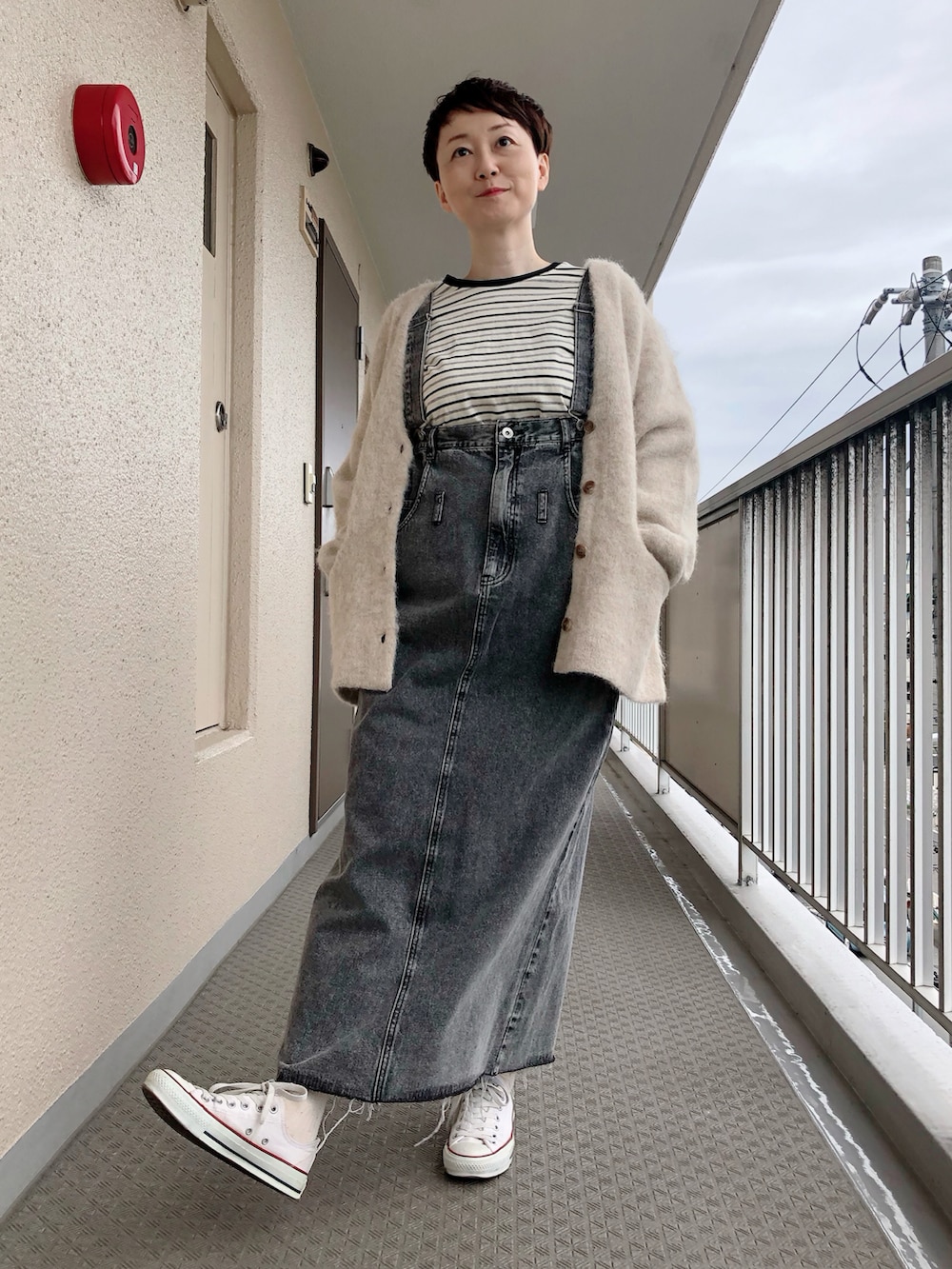 ベージュ系のカーディガン/ボレロ、ブラック系のTシャツ/カットソー、ホワイト系のスニーカーを着用したレディースの秋コーディネートの2枚目の写真