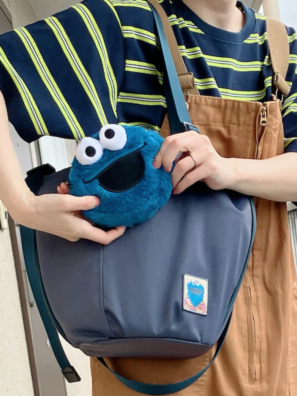 ブルー系のTシャツ/カットソー、イエロー系のサロペット/オーバーオール、ブラック系のサンダルを着用したレディースの夏コーディネートの3枚目の写真