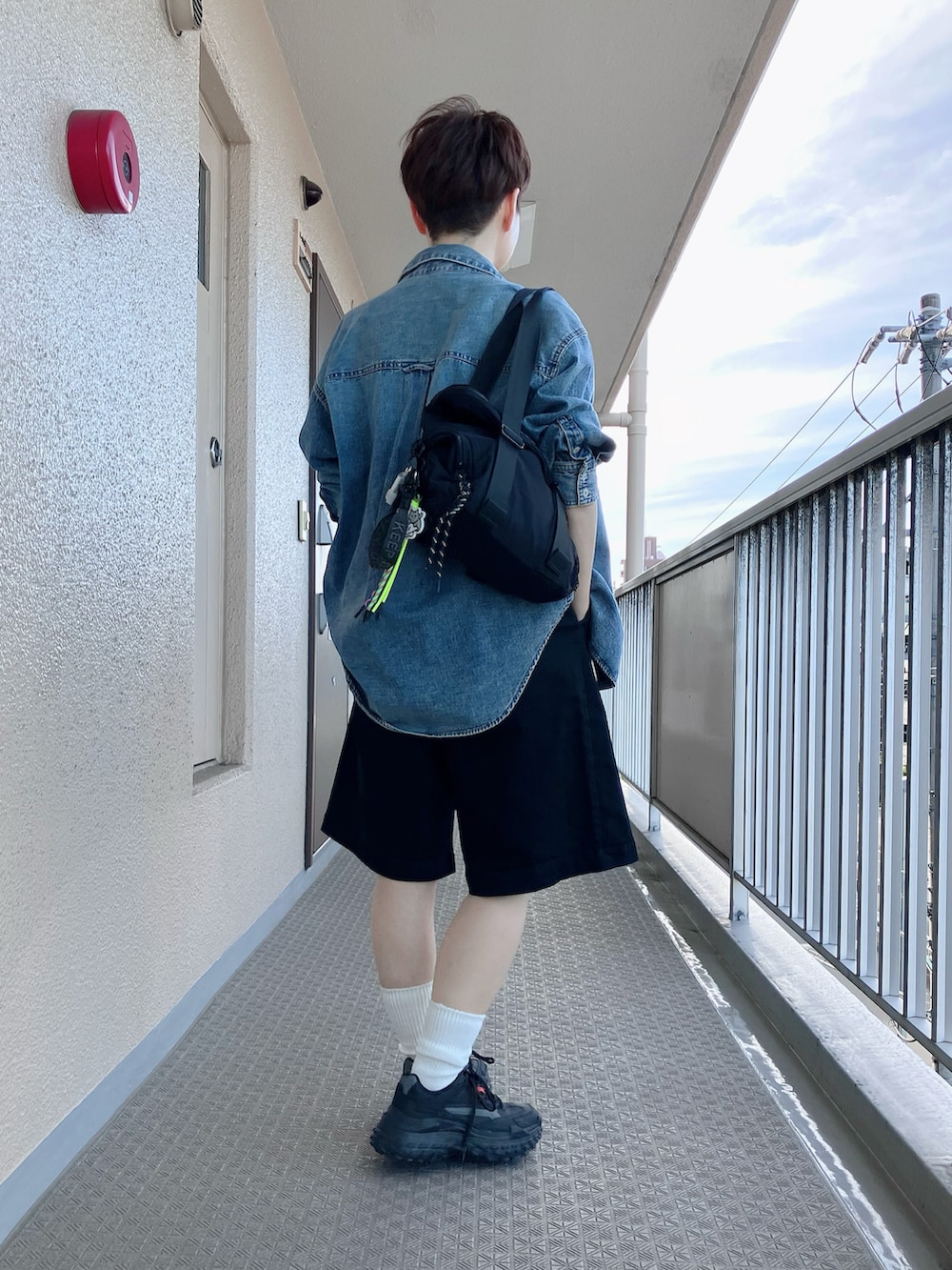 ブルー系のシャツ/ブラウス、ブラック系のその他パンツ、ホワイト系のTシャツ/カットソーを着用したレディースの春コーディネートの3枚目の写真