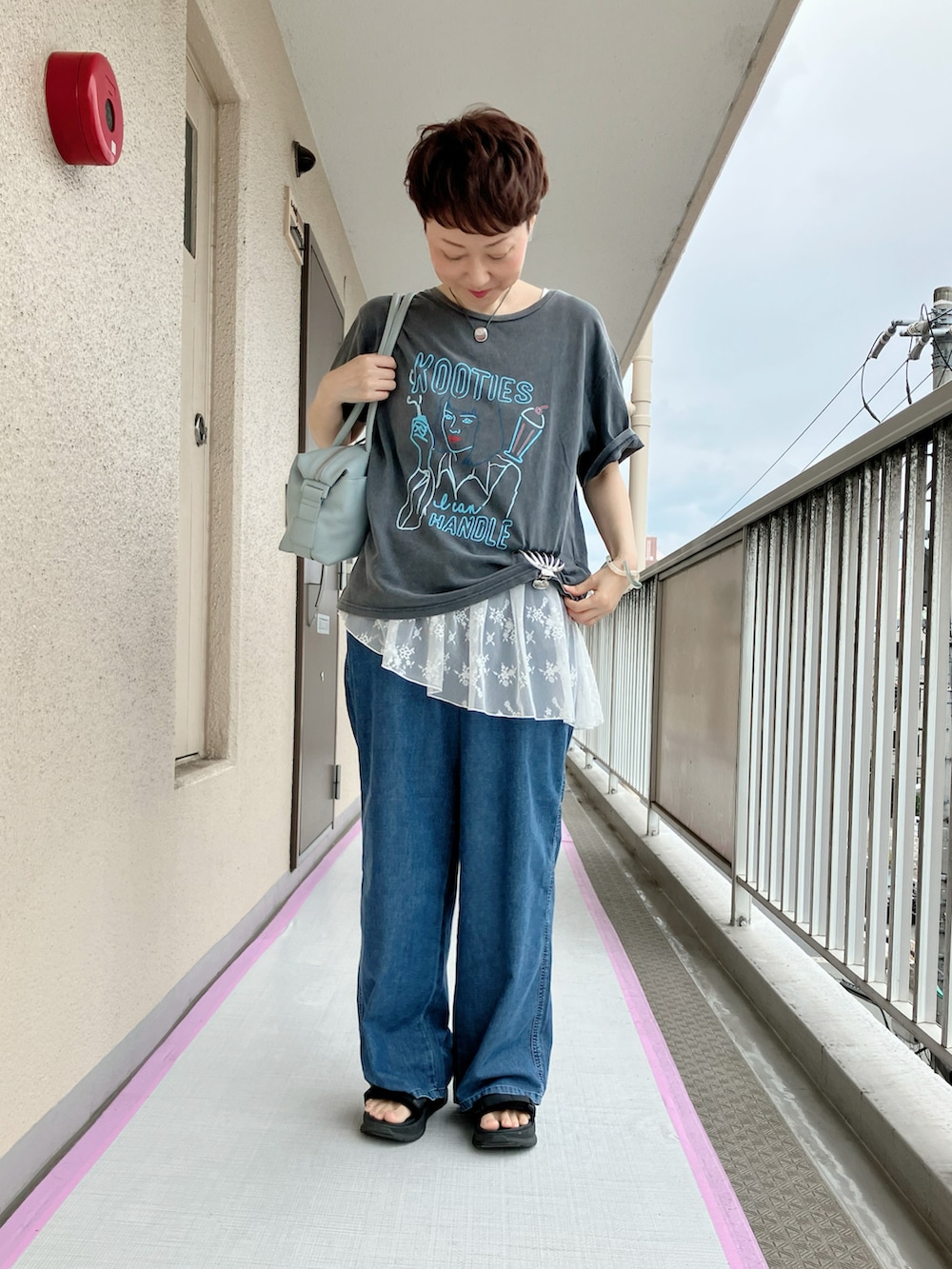ブルー系のTシャツ/カットソー、ホワイト系のタンクトップ、ブルー系のデニムパンツを着用したレディースの夏コーディネートの2枚目の写真