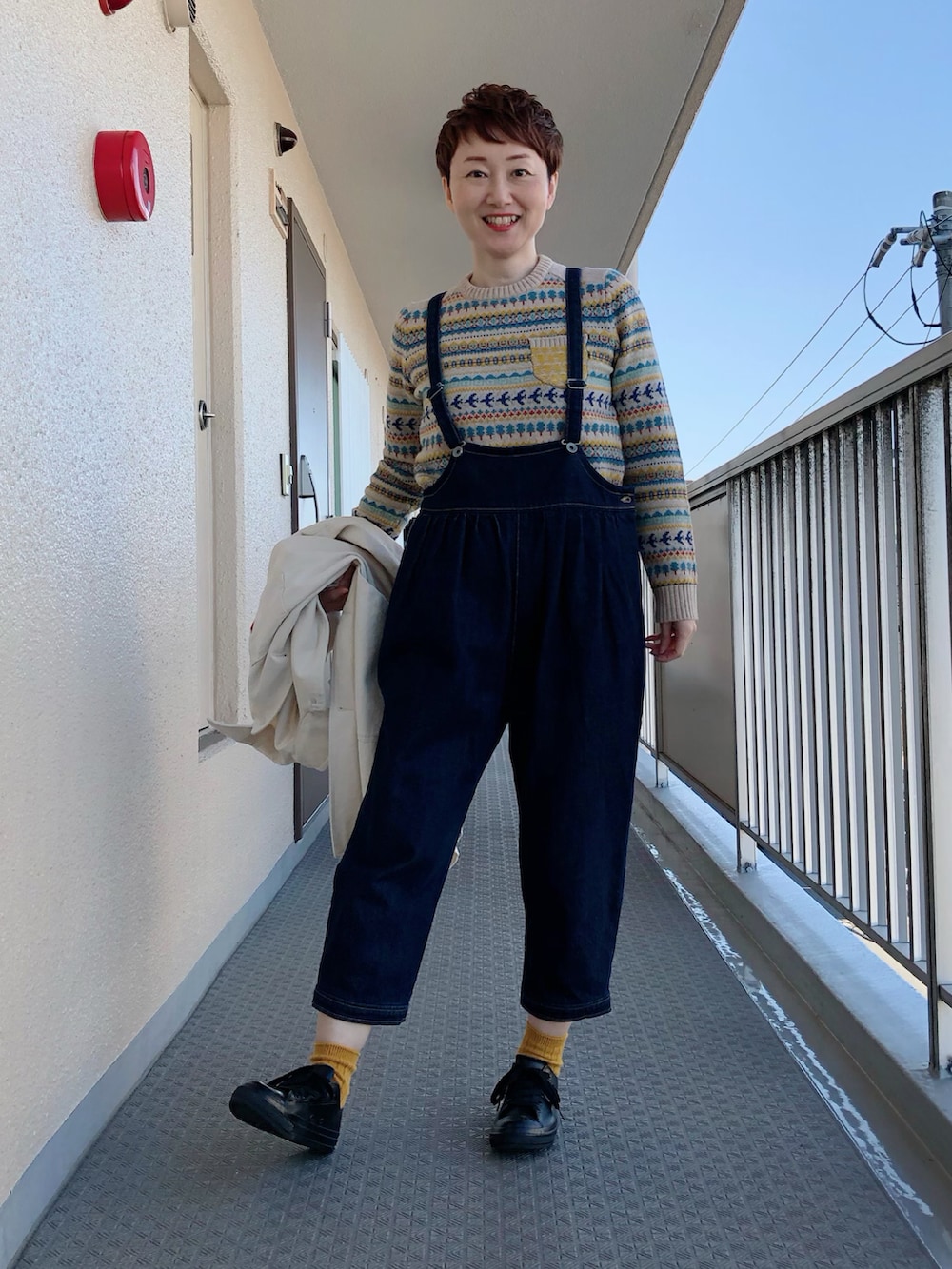 その他のニット/セーター、ブルー系のサロペット/オーバーオール、ベージュ系のジャケット/アウターを着用したレディースの冬コーディネートの3枚目の写真