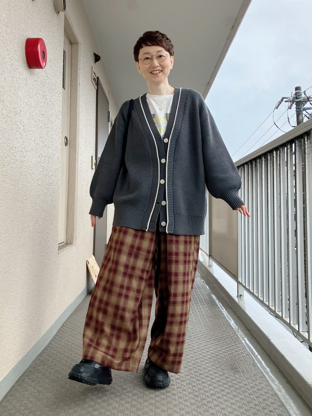 ブラウン系のその他パンツ、グレー系のカーディガン/ボレロ、ベージュ系のTシャツ/カットソーを着用したレディースの秋コーディネートの3枚目の写真
