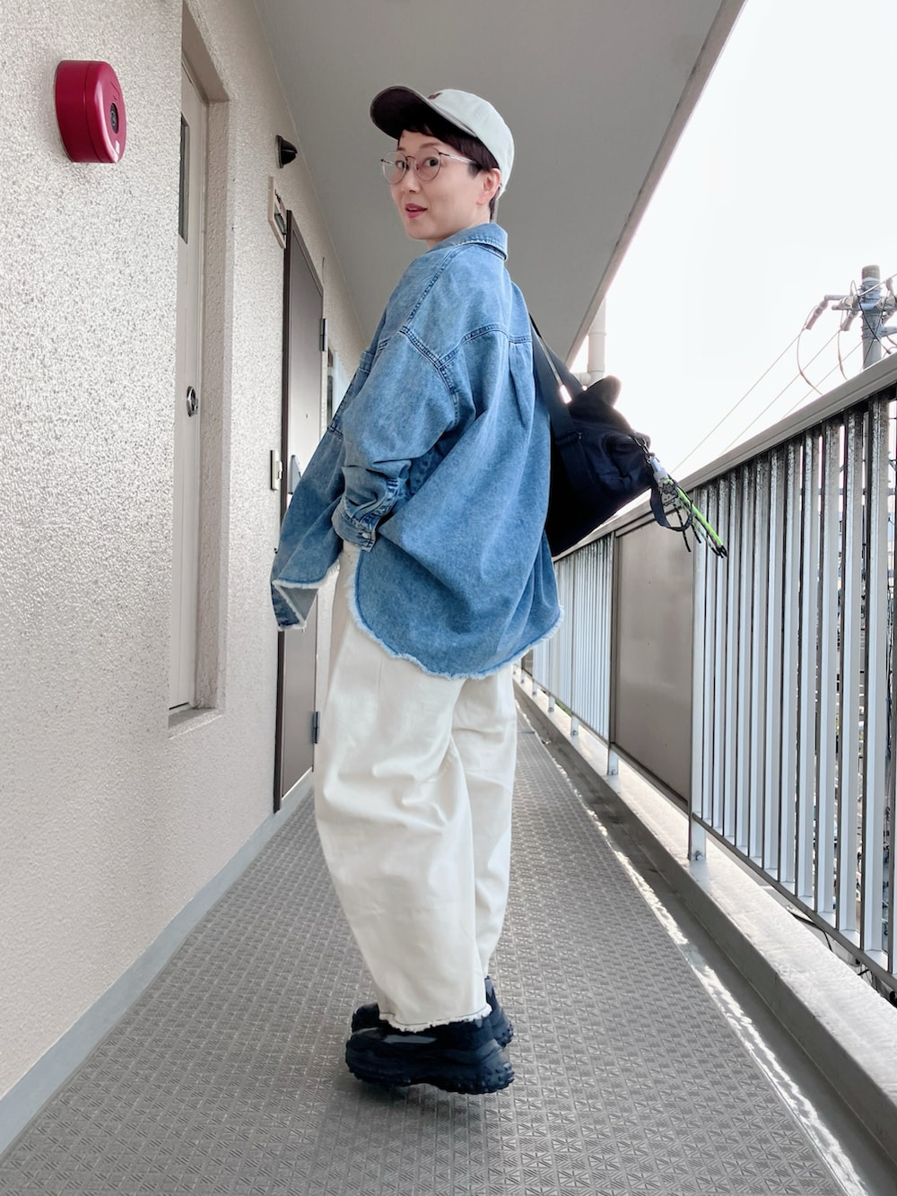 ブルー系のシャツ/ブラウス、ホワイト系のTシャツ/カットソー、ホワイト系のその他パンツを着用したレディースの春コーディネートの2枚目の写真