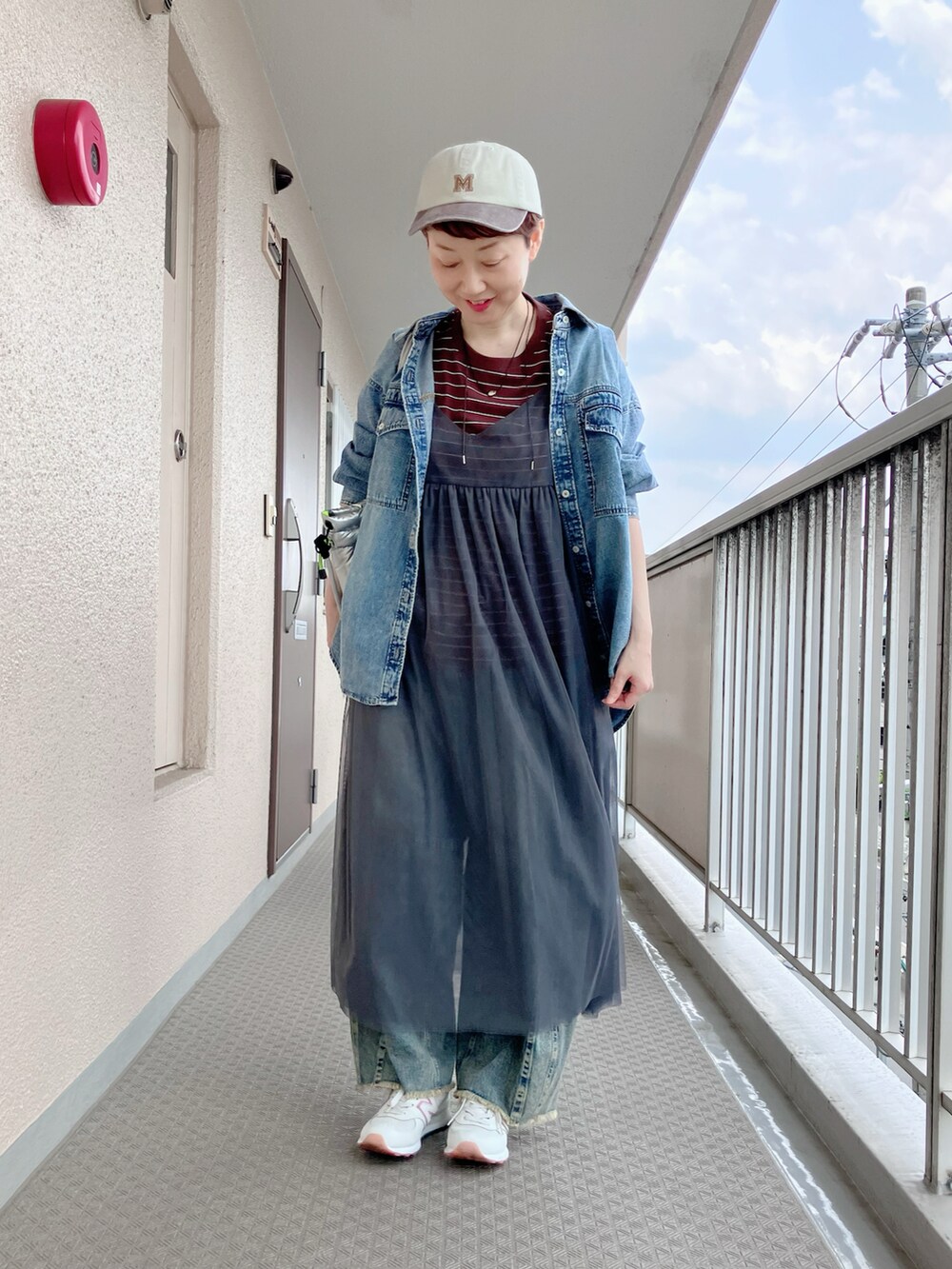 グレー系のワンピース、ブラウン系のTシャツ/カットソー、ブルー系のシャツ/ブラウスを着用したレディースの春コーディネートの3枚目の写真