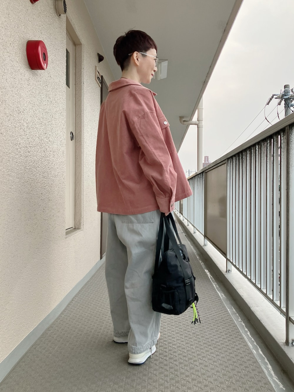 ホワイト系のTシャツ/カットソー、ピンク系のブルゾン、グレー系のその他パンツを着用したレディースの春コーディネートの2枚目の写真